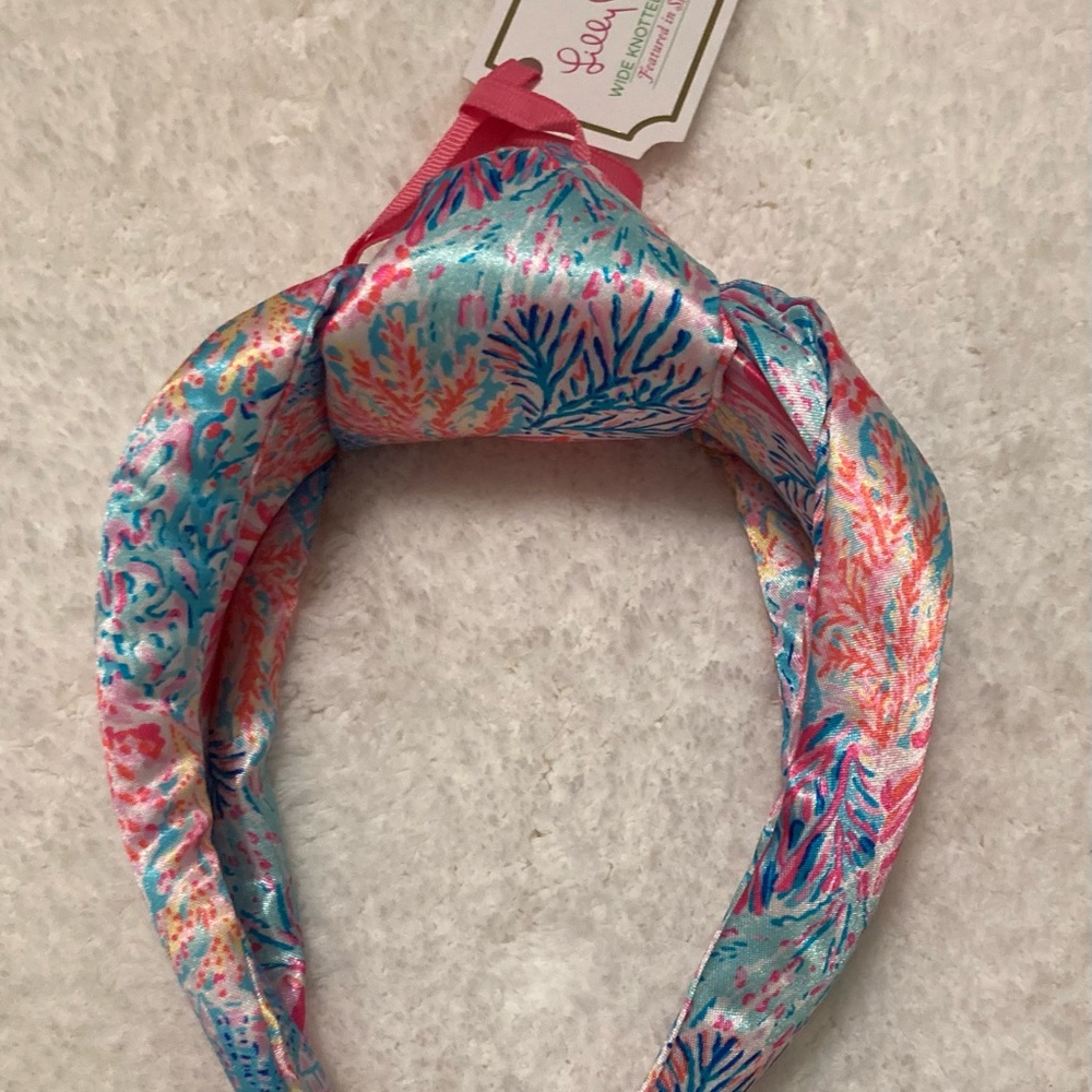 Lilly Pulitzer satin wide knotted headband…fun and festive Lilly accessory 🌴🌞